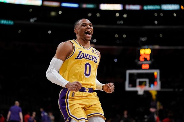 斯玛特首节表现出色，攻防兼备令人瞩目